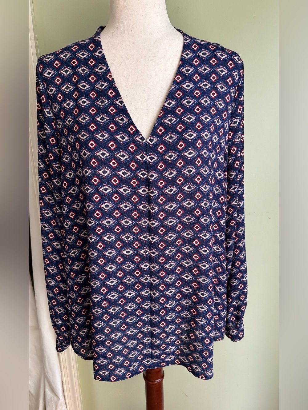 Pleione High-Low V-Neck Blouse XL. Navy Geometric Tunic w/red and white accents